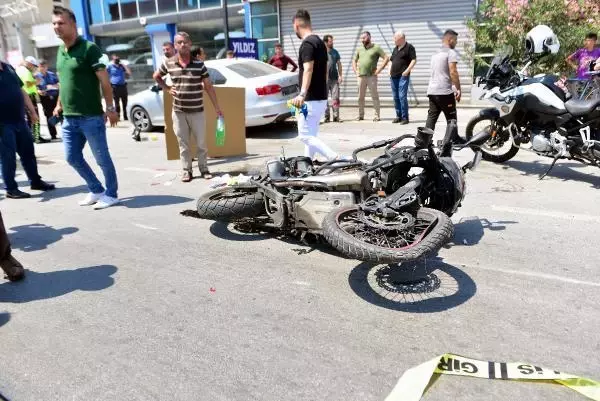 Son dakika haberleri! KAZADA YARALANAN POLİSLERE KARTONLARLA GÖLGELİK OLUŞTURDULAR