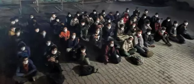 Koltukları sökülen minibüste 60 düzensiz göçmen yakalandı Koltukları sökülen minibüste 60 düzensiz göçmen yakalandı