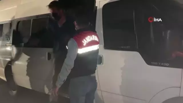 Koltukları sökülen minibüste 60 düzensiz göçmen yakalandı