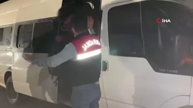 Koltukları sökülen minibüste 60 düzensiz göçmen yakalandı