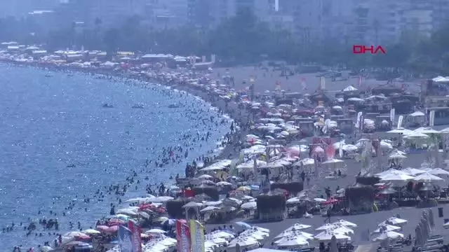 KONYAALTI SAHİLİ DOLDU TAŞTI; UYARI LEVHALARINI DİKKATE ALMAYIP TEHLİKELİ ATLAYIŞ YAPTILAR