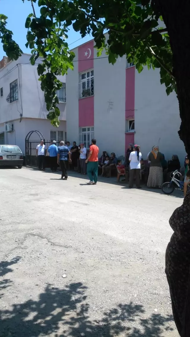 Kozan'da bazı mahallelerde yaşanan su kesintisine vatandaşlardan tepki Kozan'da bazı mahallelerde yaşanan su kesintisine vatandaşlardan tepki