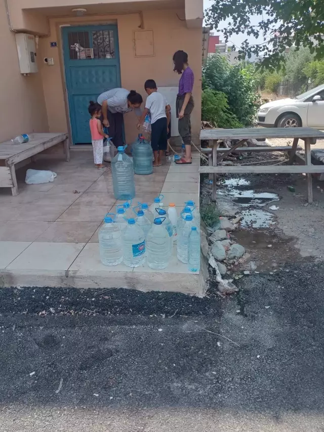 Kozan'da bazı mahallelerde yaşanan su kesintisine vatandaşlardan tepki