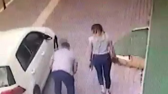 Küçük kızın kolundan düşen altın künyeyi alan kişi güvenlik kameralarına yakalandı