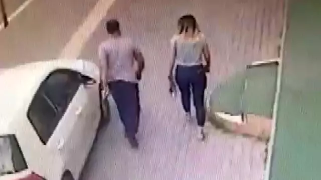 Küçük kızın kolundan düşen altın künyeyi alan kişi güvenlik kameralarına yakalandı