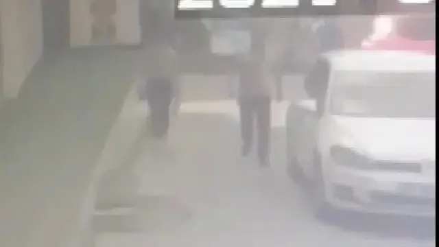 Küçük kızın kolundan düşen altın künyeyi alan kişi güvenlik kameralarına yakalandı