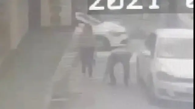 Küçük kızın kolundan düşen altın künyeyi alan kişi güvenlik kameralarına yakalandı