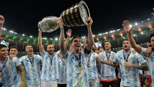 Lionel Messi'nin kupalı paylaşımı rekor beğeni alarak tarihe geçti Lionel Messi'nin kupalı paylaşımı rekor beğeni alarak tarihe geçti