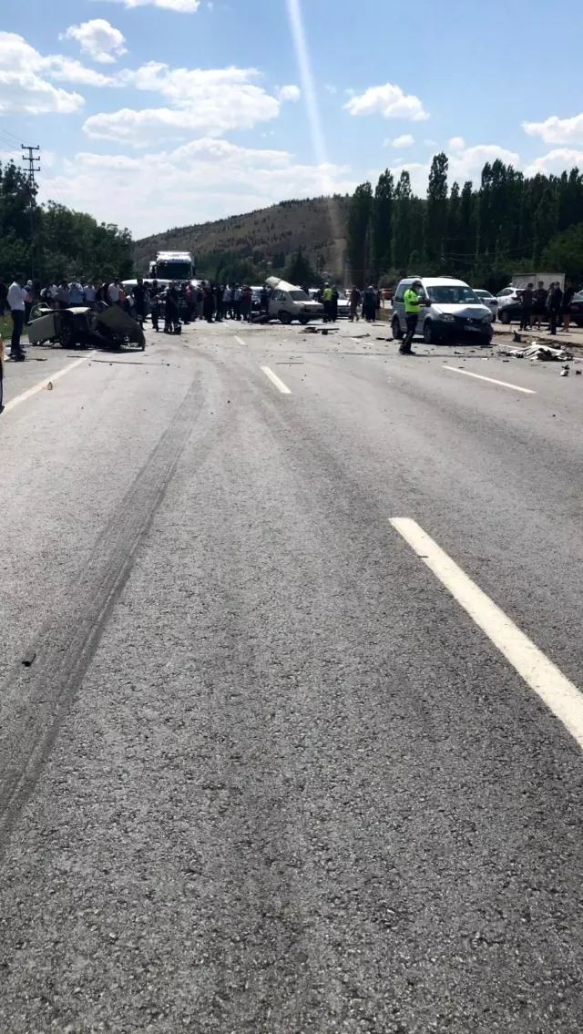 Makas atan otomobil, kağıt gibi ortadan ikiye bölündü, sürücü öldü 10 kişi de yaralandı Makas atan otomobil, kağıt gibi ortadan ikiye bölündü, sürücü öldü 10 kişi de yaralandı