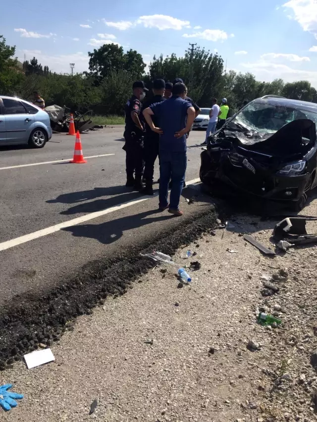 Makas atan otomobil, kağıt gibi ortadan ikiye bölündü, sürücü öldü 10 kişi de yaralandı Makas atan otomobil, kağıt gibi ortadan ikiye bölündü, sürücü öldü 10 kişi de yaralandı