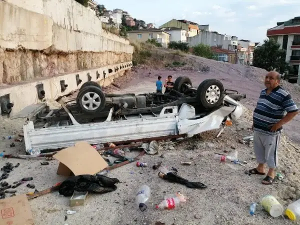 MALTEPE'DE 10 METRE YÜKSEKLİKTEN DÜŞEN PİKAPTAN SÜRÜCÜ ATLAYARAK KURTULDU