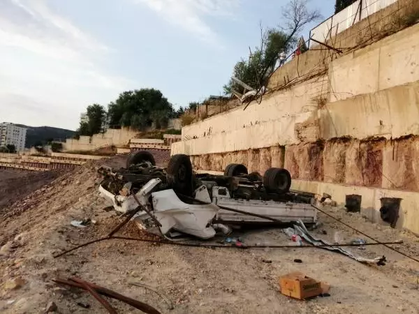 MALTEPE'DE 10 METRE YÜKSEKLİKTEN DÜŞEN PİKAPTAN SÜRÜCÜ ATLAYARAK KURTULDU