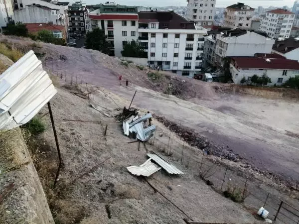 MALTEPE'DE 10 METRE YÜKSEKLİKTEN DÜŞEN PİKAPTAN SÜRÜCÜ ATLAYARAK KURTULDU