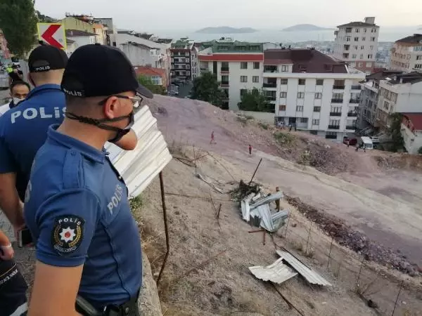 MALTEPE'DE 10 METRE YÜKSEKLİKTEN DÜŞEN PİKAPTAN SÜRÜCÜ ATLAYARAK KURTULDU