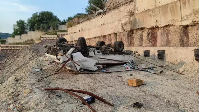 Maltepe'de freni boşalan kamyonet şarampole devrildi