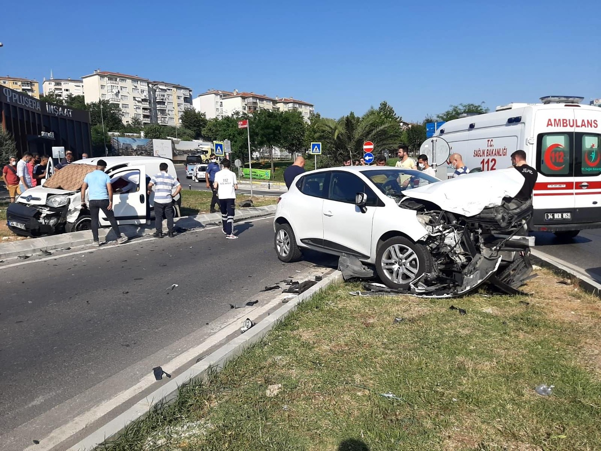 Maltepe'de kavşakta kafa kafaya çarpıştılar: 3 yaralı