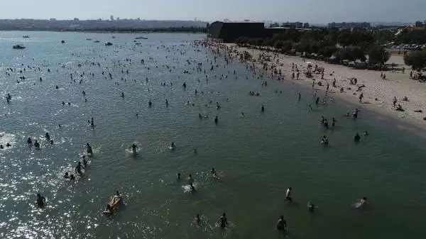 MENEKŞE PLAJI'NDA EN KALABALIK GÜNLERDEN BİRİ YAŞANDI MENEKŞE PLAJI'NDA EN KALABALIK GÜNLERDEN BİRİ YAŞANDI