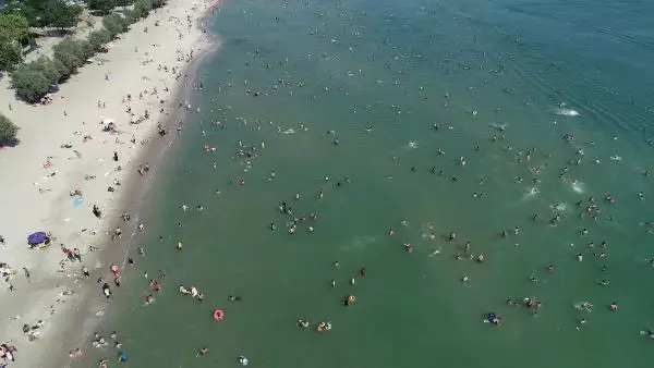 MENEKŞE PLAJI'NDA EN KALABALIK GÜNLERDEN BİRİ YAŞANDI
