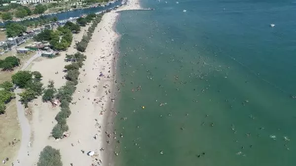 MENEKŞE PLAJI'NDA EN KALABALIK GÜNLERDEN BİRİ YAŞANDI