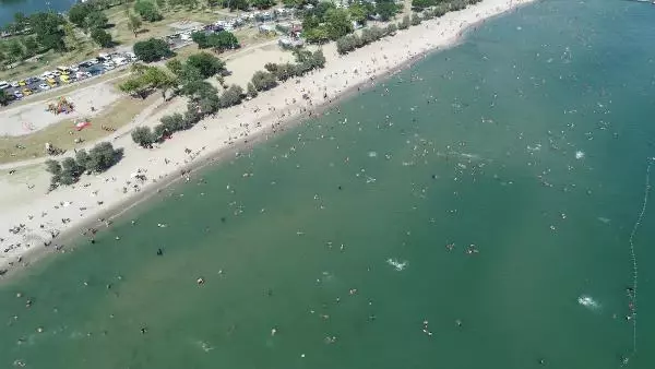 MENEKŞE PLAJI'NDA EN KALABALIK GÜNLERDEN BİRİ YAŞANDI