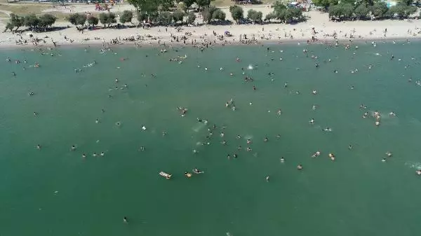 MENEKŞE PLAJI'NDA EN KALABALIK GÜNLERDEN BİRİ YAŞANDI