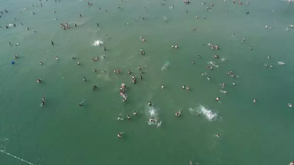 MENEKŞE PLAJI'NDA EN KALABALIK GÜNLERDEN BİRİ YAŞANDI