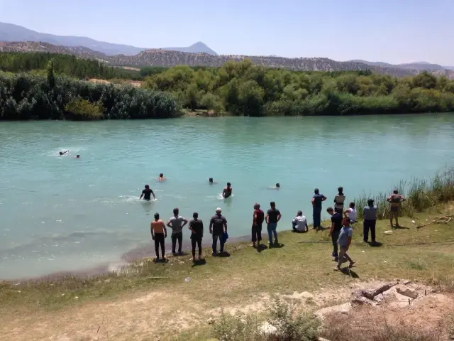 Mersin'de yüzmek için nehre giren genç boğuldu Mersin'de yüzmek için nehre giren genç boğuldu