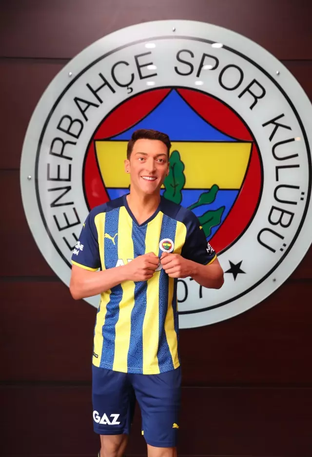 Mesut Özil'in balmumu heykeli, İstanbul'a getirildi Mesut Özil'in balmumu heykeli, İstanbul'a getirildi