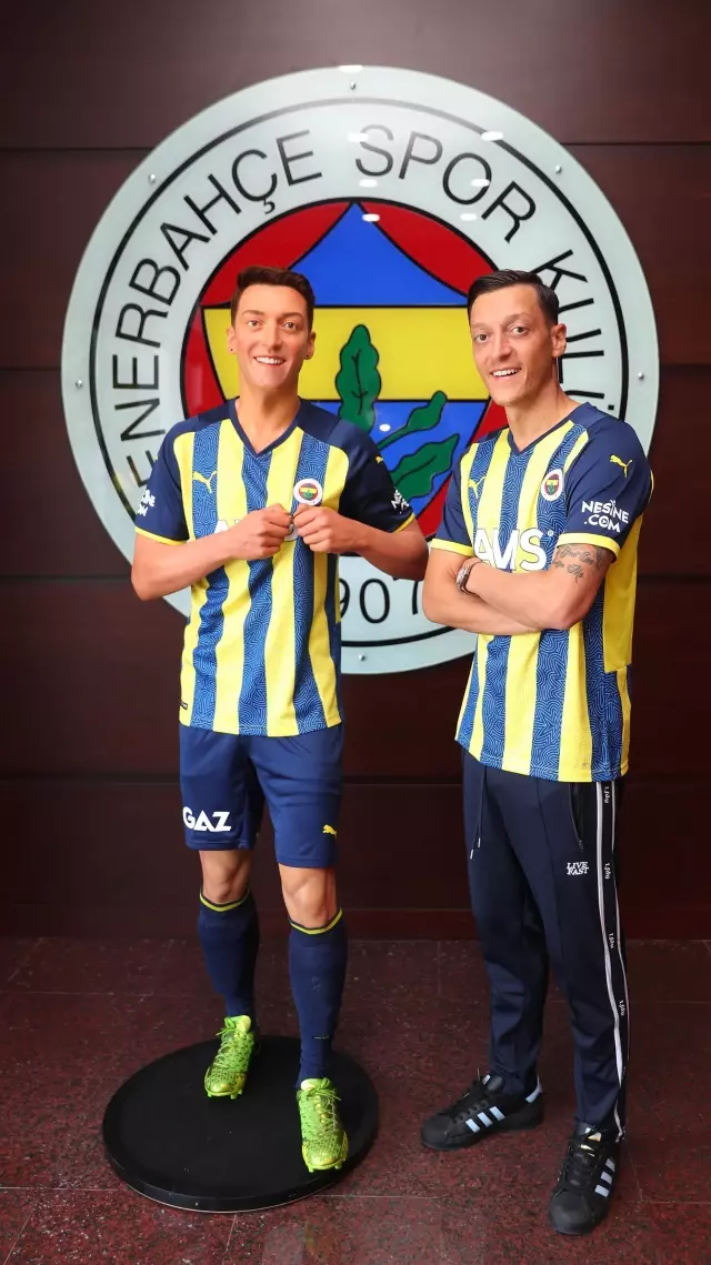 Mesut Özil'in balmumu heykeli, İstanbul'a getirildi