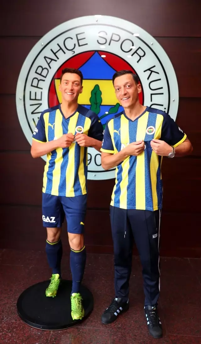 Mesut Özil'in balmumu heykeli, İstanbul'a getirildi