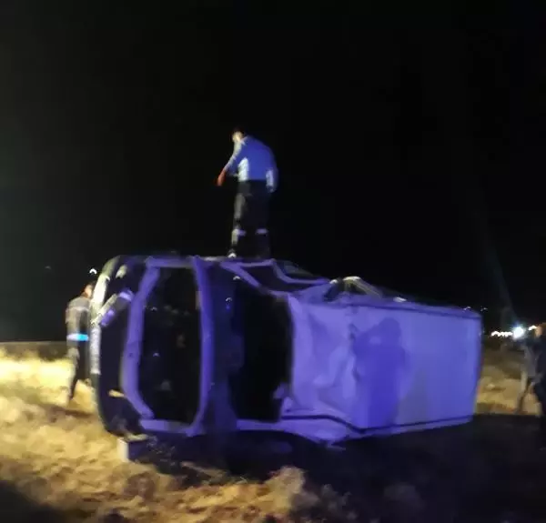 Minibüs, refüje çarpıp takla attı: 3 ölü, 14 yaralı