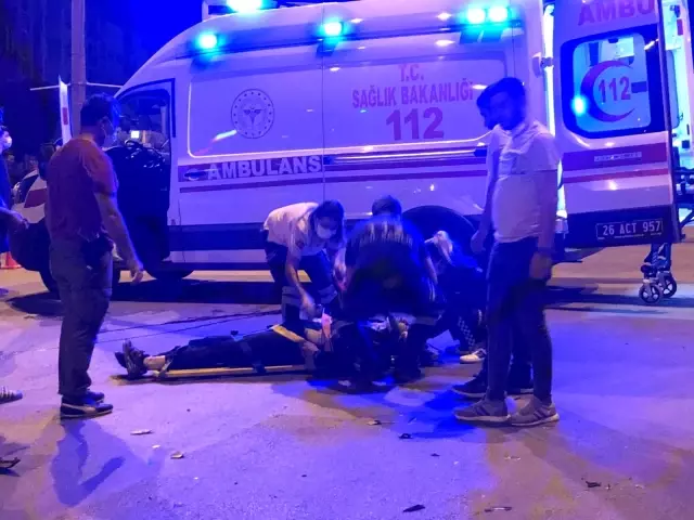 Motosiklet ile taksi çarpıştı: 1'i ağır 2 yaralı