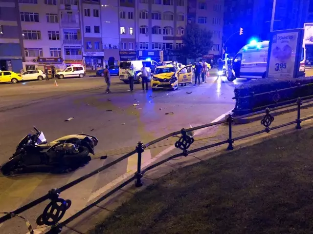 Motosiklet ile taksi çarpıştı: 1'i ağır 2 yaralı