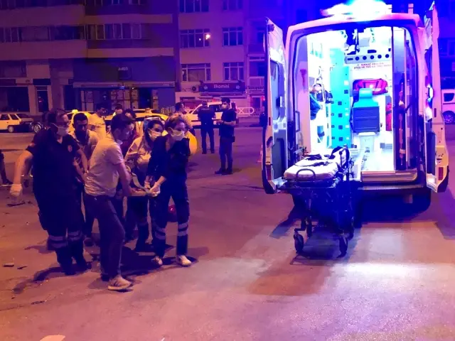Motosiklet ile taksi çarpıştı: 1'i ağır 2 yaralı