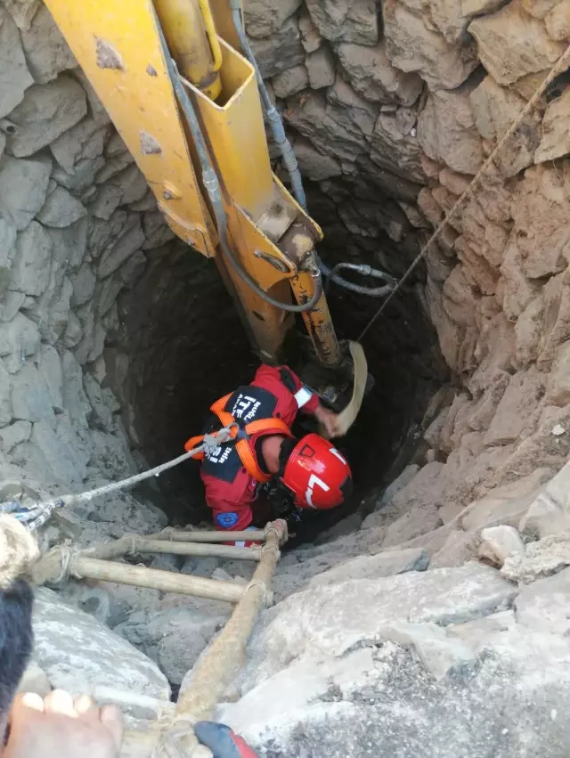 Kuyuya düşen inek itfaiye ekiplerince kurtarıldı Kuyuya düşen inek itfaiye ekiplerince kurtarıldı