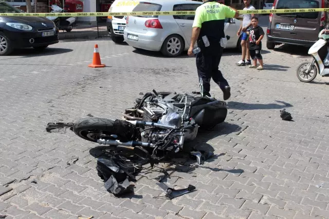 Ödemiş'te otomobille motosiklet çarpıştı: 2 yaralı Ödemiş'te otomobille motosiklet çarpıştı: 2 yaralı