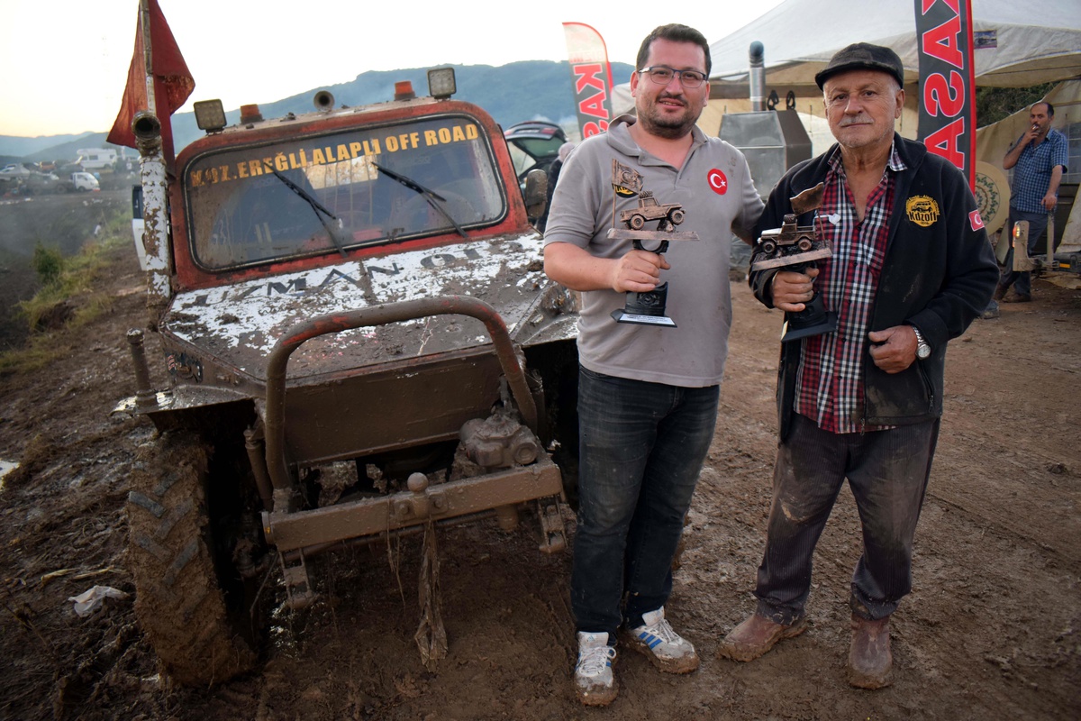 Off-road tutkunu dede ve torun 'Pıtırcık' ile pistlerin tozunu attırıyor