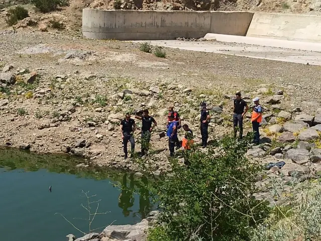 Kayıp öğretmenin cansız bedeni gölette bulundu! İntihar ihtimali üzerinde duruluyor Kayıp öğretmenin cansız bedeni gölette bulundu! İntihar ihtimali üzerinde duruluyor