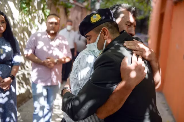 Son dakika haberi! KAHRAMANMARAŞ - Oğullarını şehit verdikleri saldırıda gazi olan görev köpeği Atmaca'yı sahiplendiler