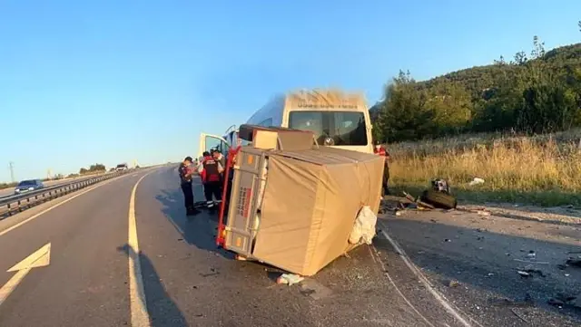 Önce demir bariyerlere, ardından beton duvara çarptı