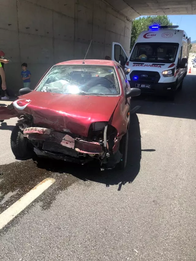 Önce demir bariyerlere, ardından beton duvara çarptı