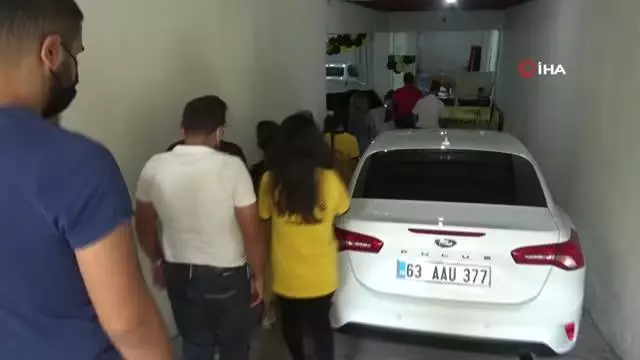 Oto yıkamacı kadın çalışanlar erkeklere taş çıkartıyor Oto yıkamacı kadın çalışanlar erkeklere taş çıkartıyor