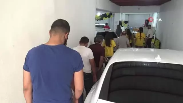 Oto yıkamacı kadın çalışanlar erkeklere taş çıkartıyor