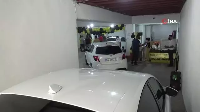 Oto yıkamacı kadın çalışanlar erkeklere taş çıkartıyor