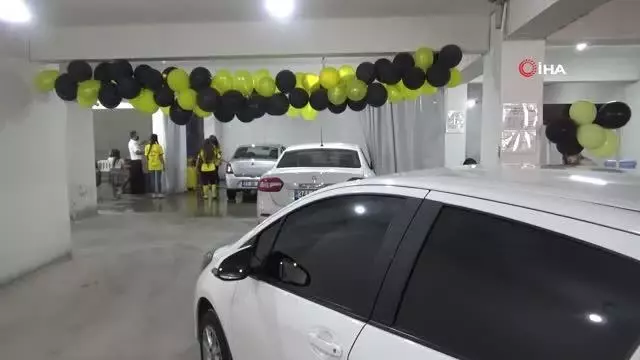 Oto yıkamacı kadın çalışanlar erkeklere taş çıkartıyor