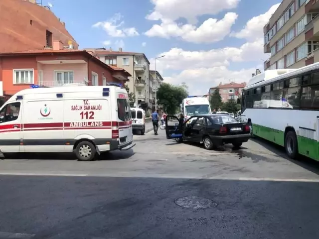 Otomobil ile hafif ticari araç çarpıştı: 5 yaralı Otomobil ile hafif ticari araç çarpıştı: 5 yaralı