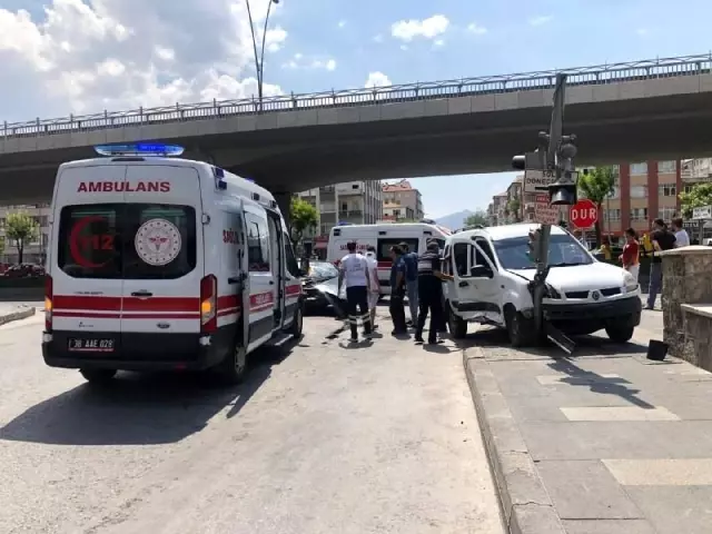 Otomobil ile hafif ticari araç çarpıştı: 5 yaralı