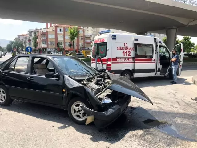 Otomobil ile hafif ticari araç çarpıştı: 5 yaralı