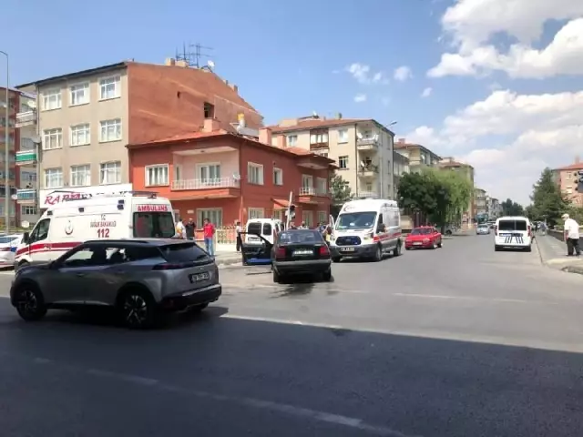 Otomobil ile hafif ticari araç çarpıştı: 5 yaralı