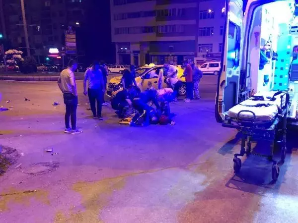 OTOMOBİLLE ÇARPIŞAN MOTOSİKLETTEKİ 2 KİŞİ YARALANDI